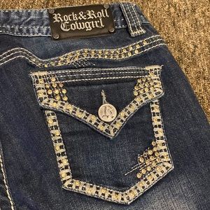 Vintage Gem Rock and Roll Cowgirl Low Rise dark washed jeans 💙!